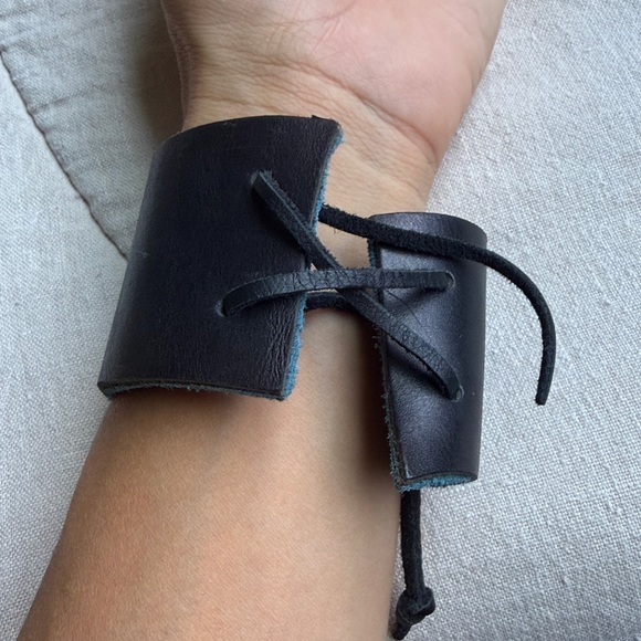 🎭 NEW 🎭 Black Leather Wearable with Silver and Turquoise Accent Scarabei Charm - Picture 4 of 6